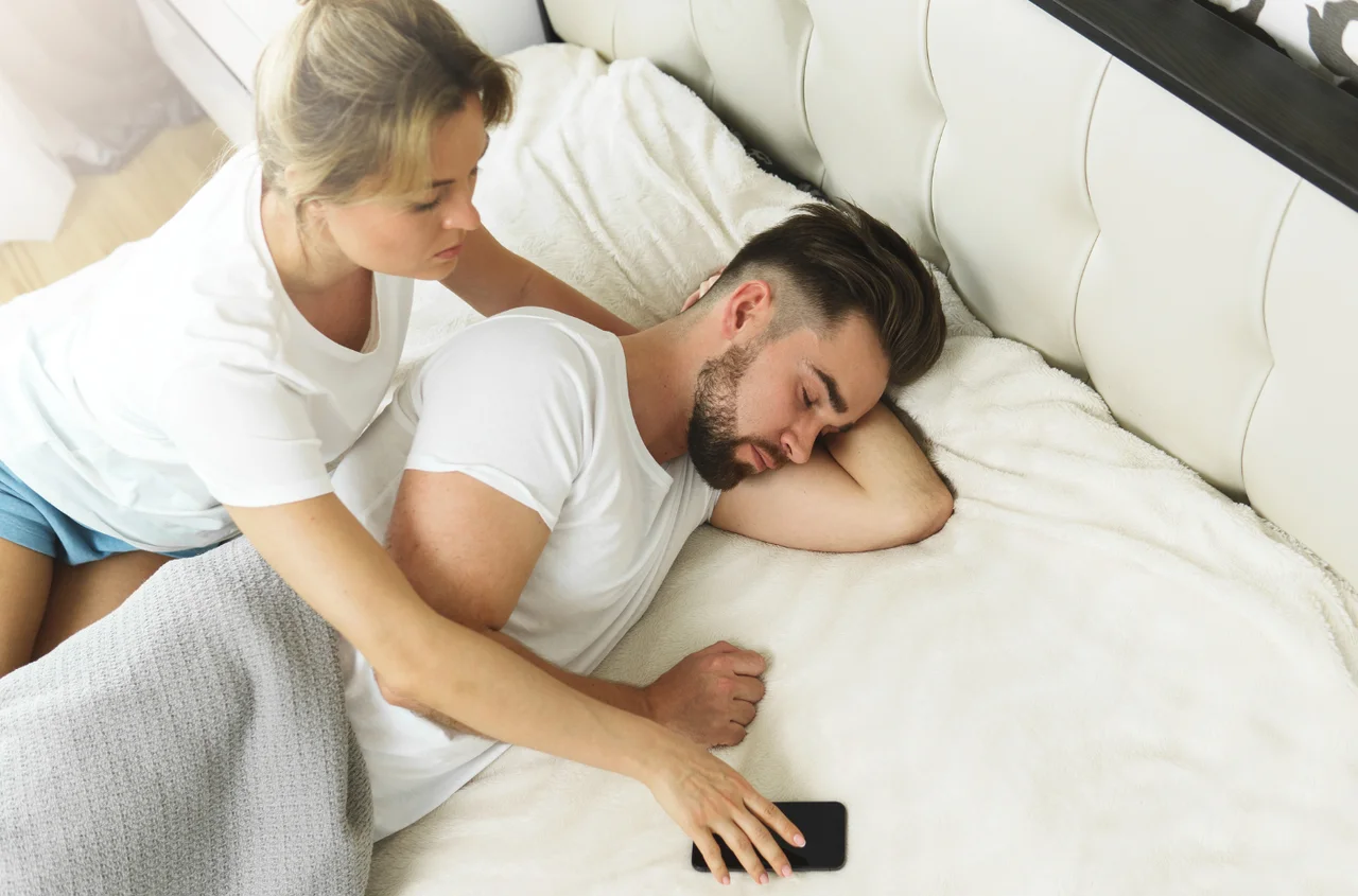 Flirt w telefonie męża: Niewinna zabawa czy powód do zmartwień?[LIST DO REDAKCJI]