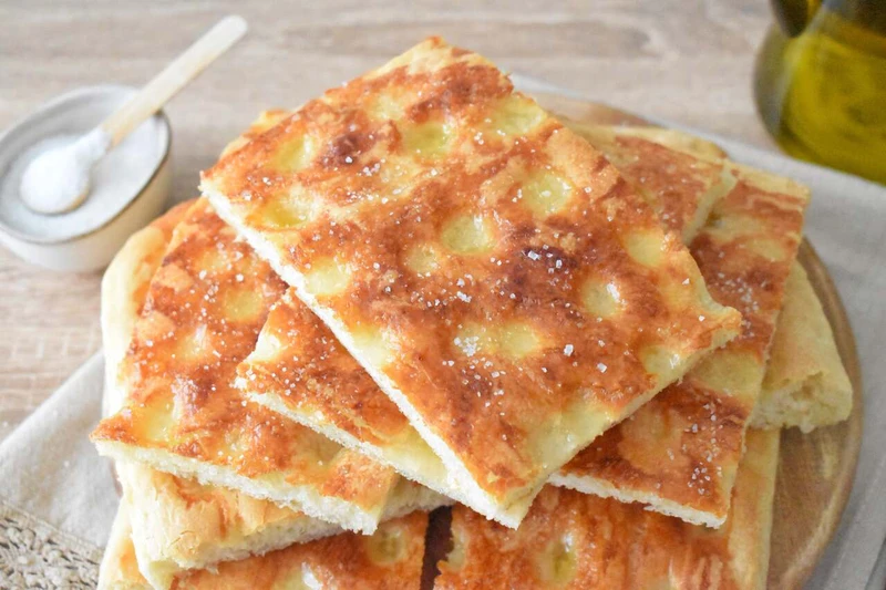 Włoska focaccia alessandrina w wersji słodkiej z Piemontu