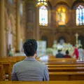 Coraz więcej osób odchodzi z Kościoła. Dowiedz się, na czym polega apostazja