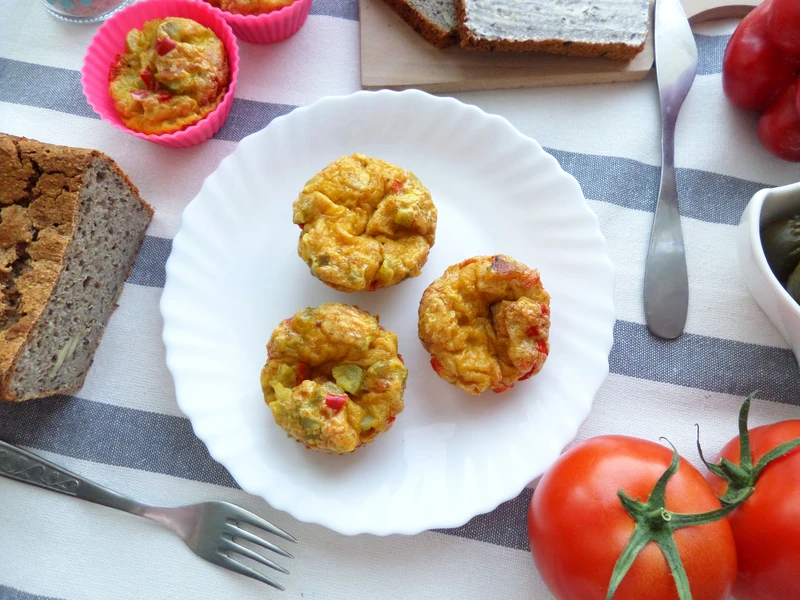 Jajeczne muffinki na śniadanie lub kolację – prosty przepis krok po kroku