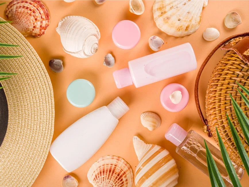 Kosmetyczny niezbędnik kobiety na lato - czyli jak przygotować kosmetyczkę na lato?