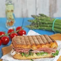 Grillowana kanapka ze szparagami, camembertem i szynką parmeńską