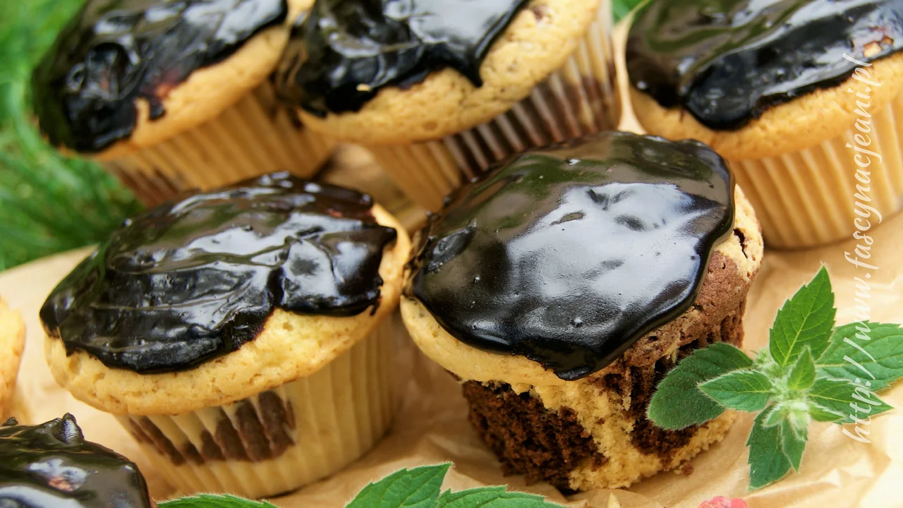 Łaciate muffinki z polewą czekoladową