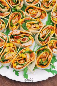 Mini tortille z kurczakiem, pesto, kukurydzą i rukolą