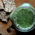 ZIELONY ZASTRZYK ENERGII – OCZYSZCZAJĄCE SMOOTHIE Z JARMUŻU