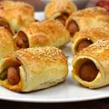 Parówki w cieście francuskim - Chłop przy garach
