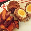Szkockie jajko i wedgesy z batata