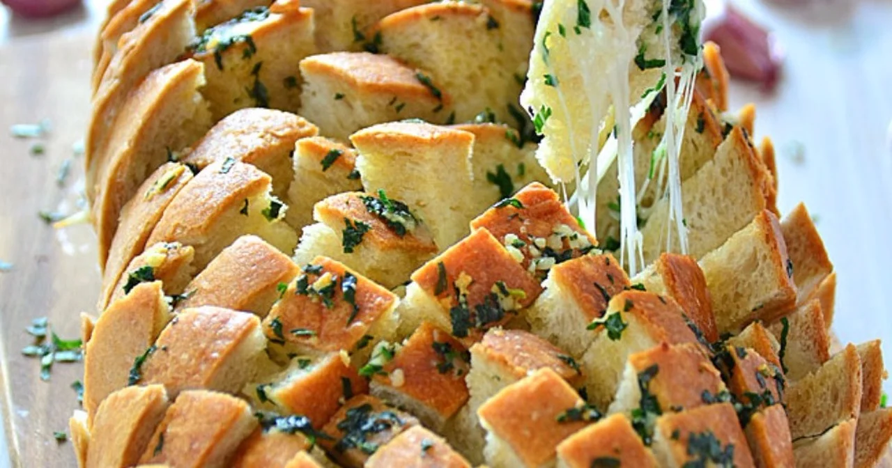 Chleb faszerowany serem i masłem czosnkowo-pietruszkowym - najlepsza klasyczna wersja chleba "imprez