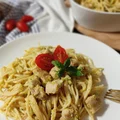 Spaghetti w sosie porowym z kurczakiem.
