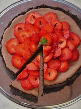 Keto ciasto z musem czekoladowym i truskawkami (Paleo, LowCarb, Vegan)