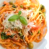 Spaghetti z łososiem wędzonym i oliwkami
