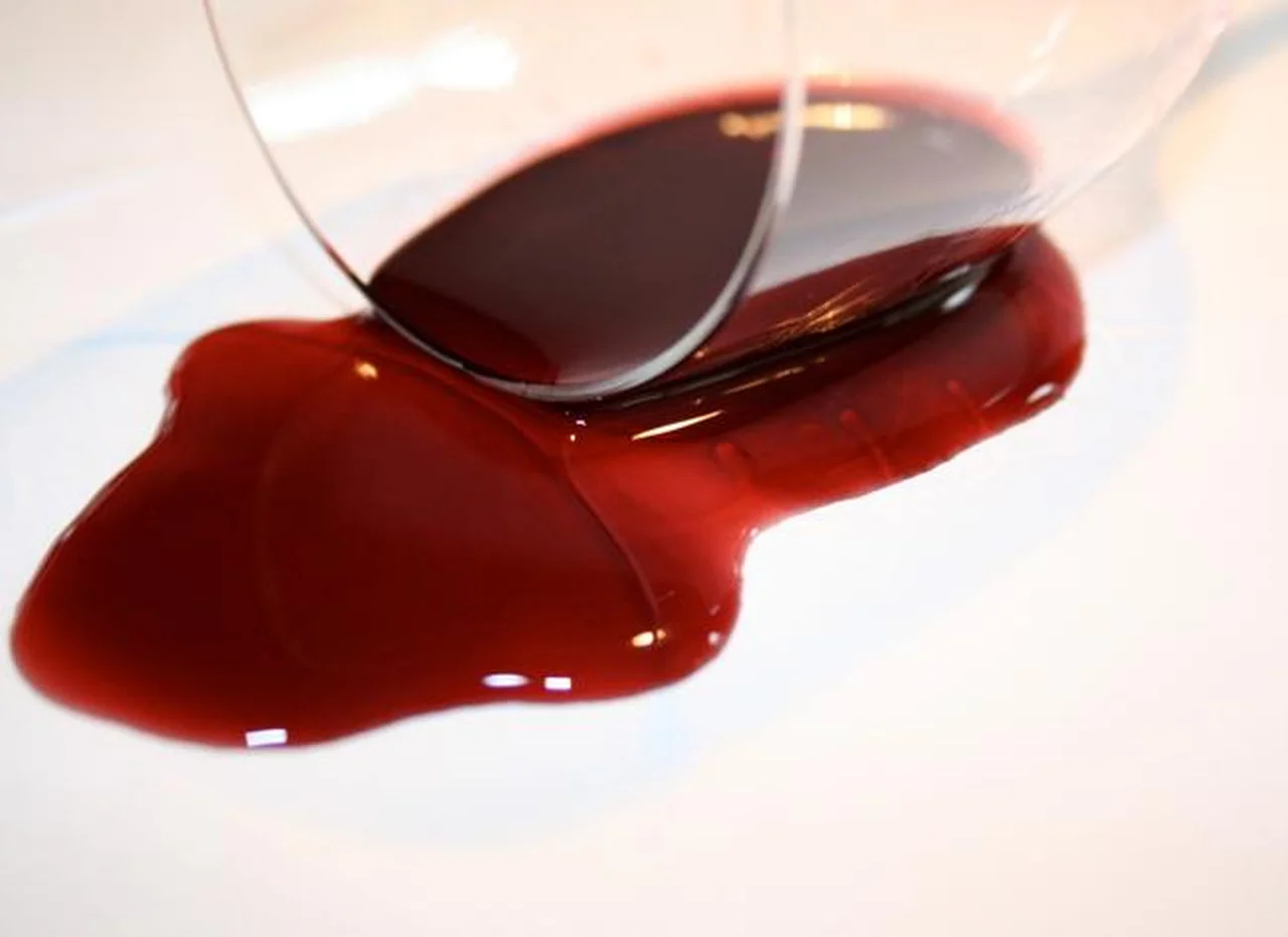 Jak sobie poradzić z plamą z czerwonego wina?