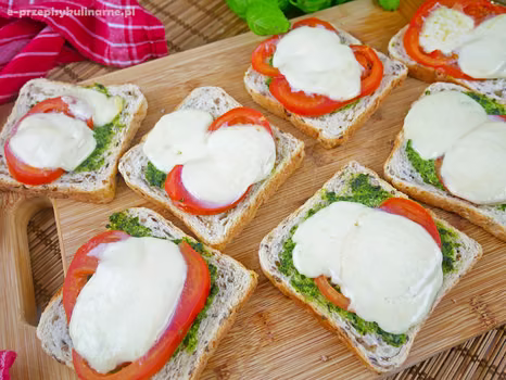 Tosty z mozzarellą, pesto i pomidorem – pyszna przekąska na ciepło