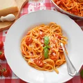 Spaghetti z sosem z pomidorków i bazylii