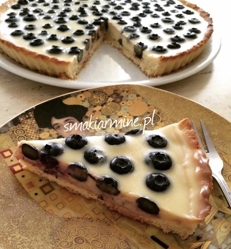 Tarta z białą czekoladą i borówkami