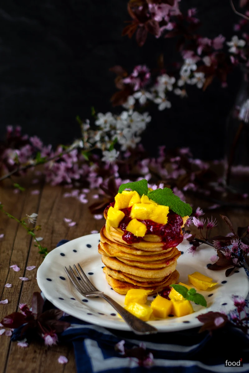 Kokosowe pancakes z musem malinowym i mango