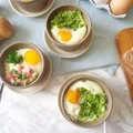 Zapiekane jajka w 2 wersjach: z groszkiem i szynką oraz z cukinią i ricottą