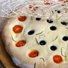 Focaccia z rozmarynem, pomidorkami i oliwkami
