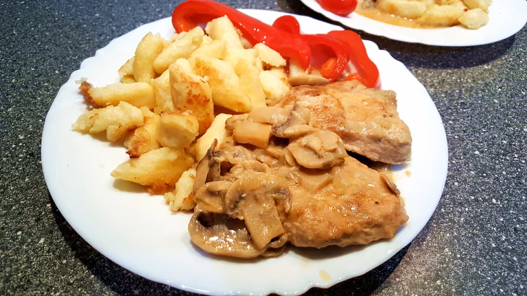 Schab w sosie pieczarkowym z kopytkami