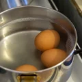 Jak ugotować idealne jajka? Ta jedna czynność zmienia wszystko!