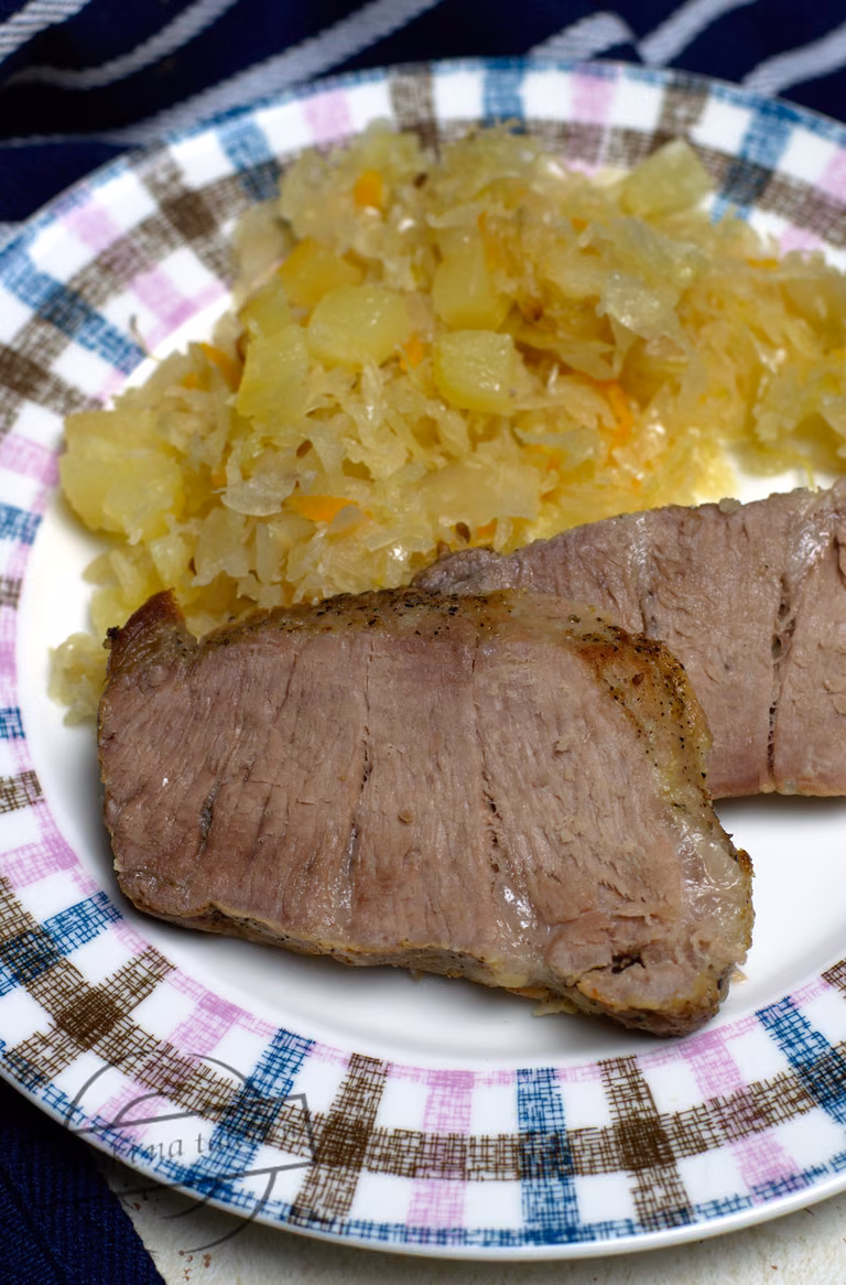 Karczek w kiszonej kapuście z ananasem