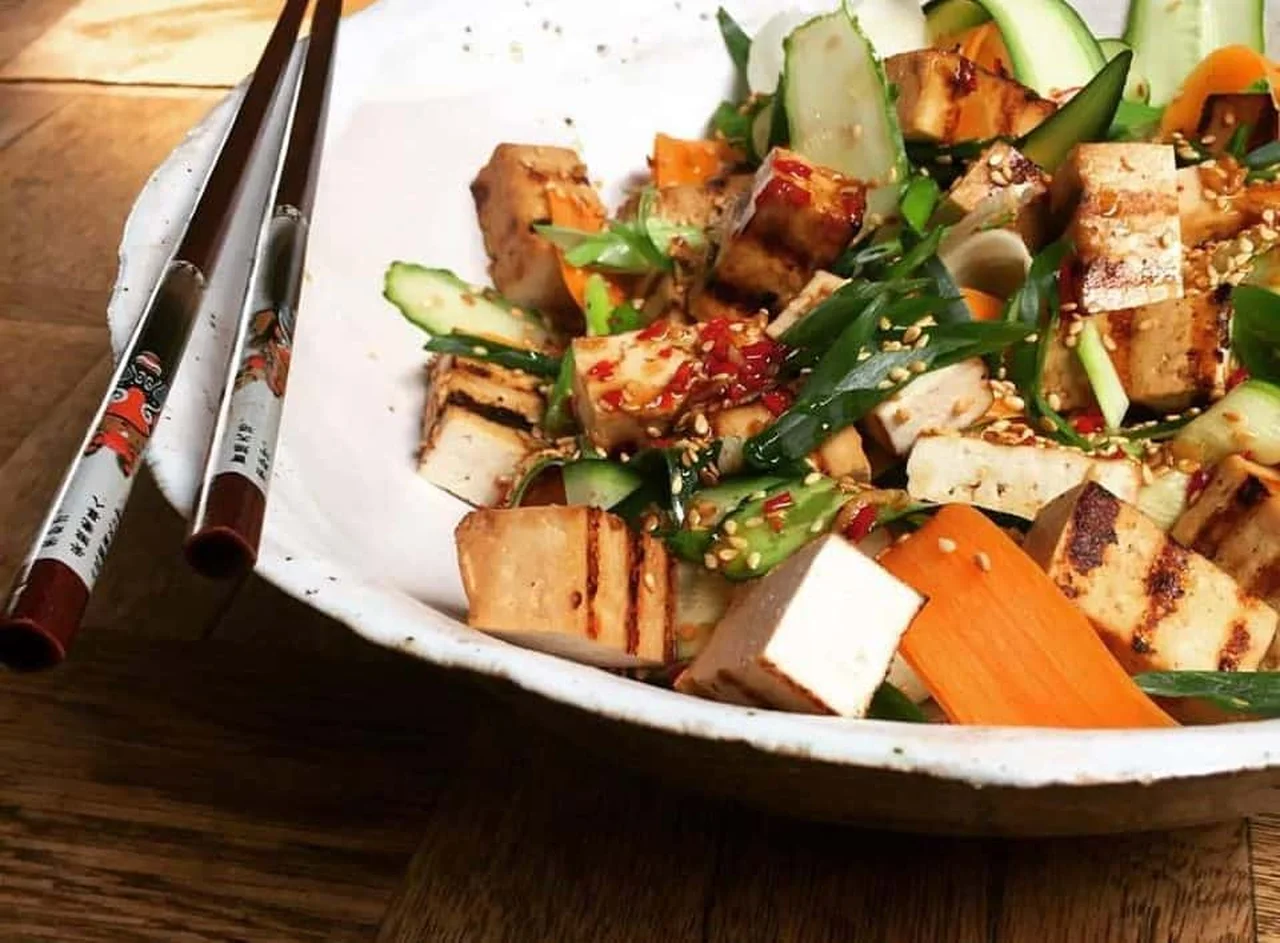 Sałatka z marynowanym tofu, prażonym sezamem i warzywami