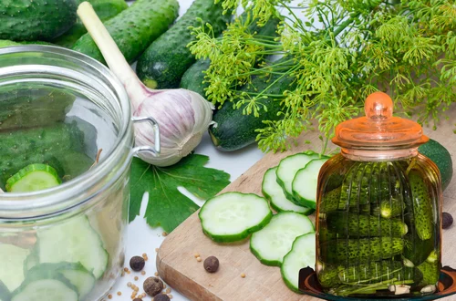 Zalej ogórki tą marynatą i odstaw na 5 minut. Smakują jak kiszone, ale są błyskawiczne!