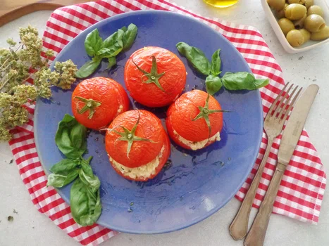 Faszerowane pomidory kaszą jaglaną, suszonymi pomidorami i oliwkami