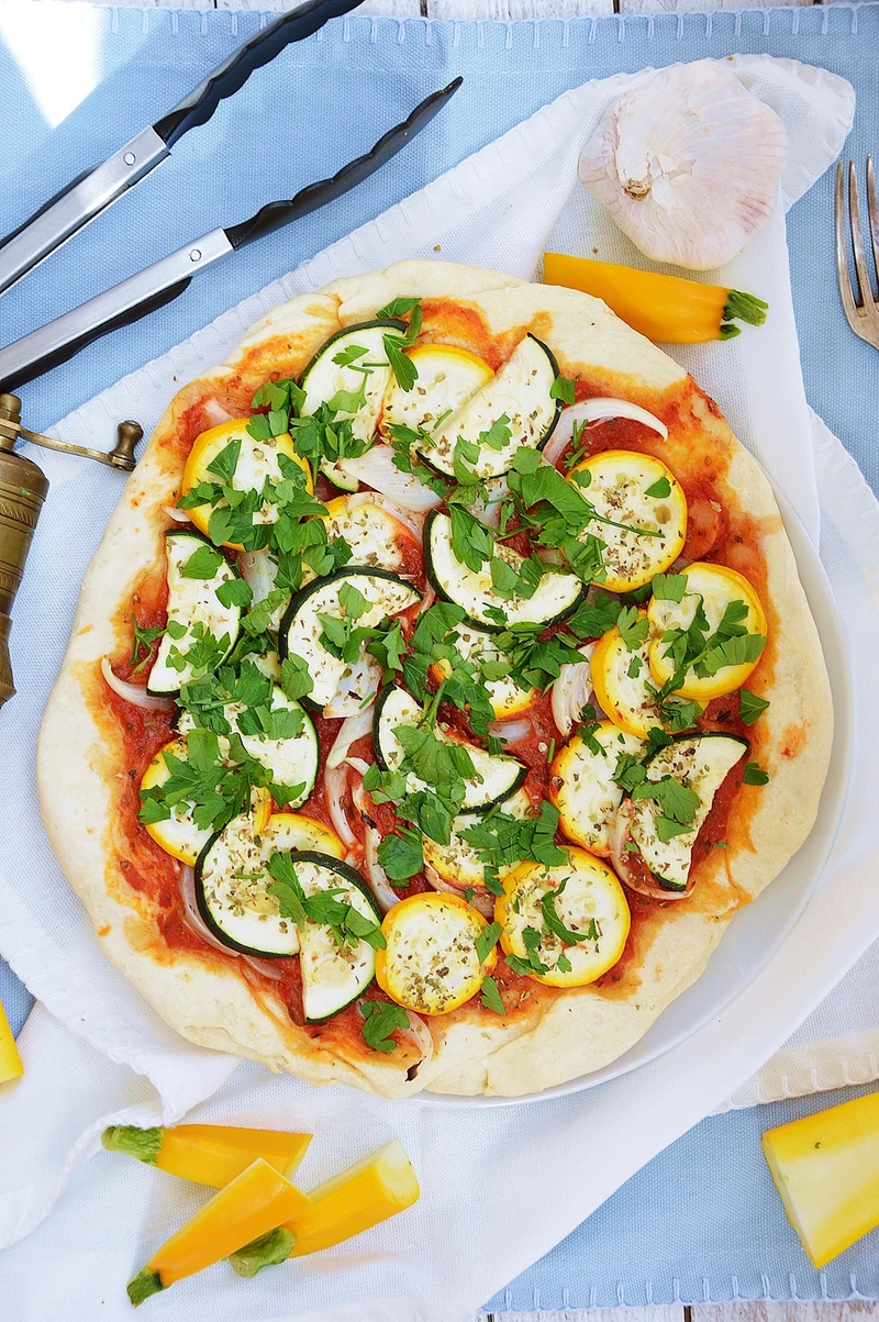 Pizza z kolorową cukinią