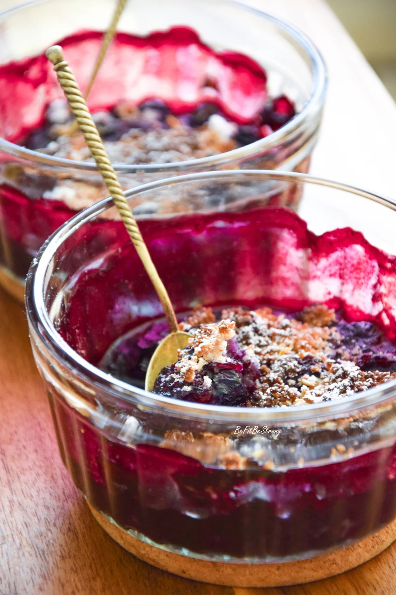 Borówki pod migdałową kruszonką - crumble FIT