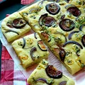 Focaccia z figami, serem pleśniowym i rozmarynem