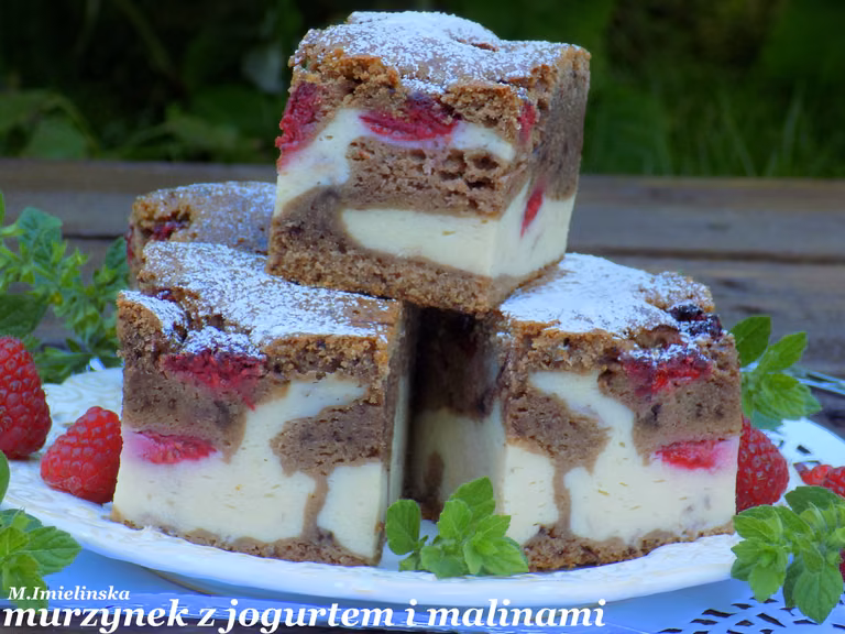 murzynek z jogurtem i malinami