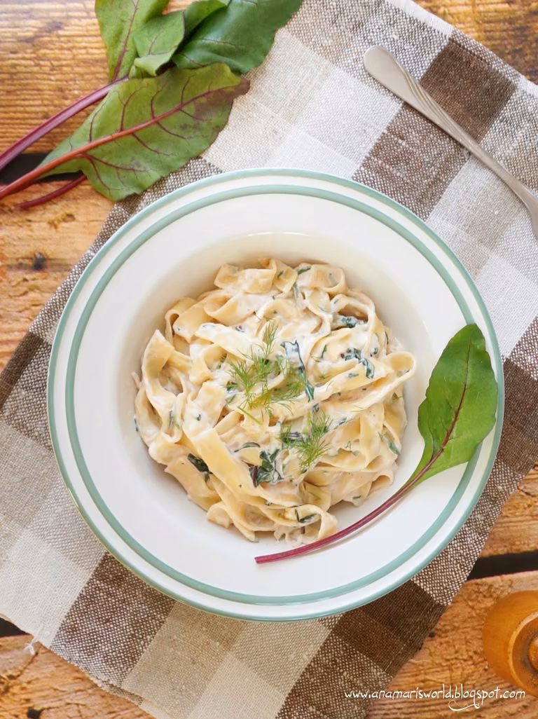 Tagliatelle w kremowym sosie z botwinką i cukinią.