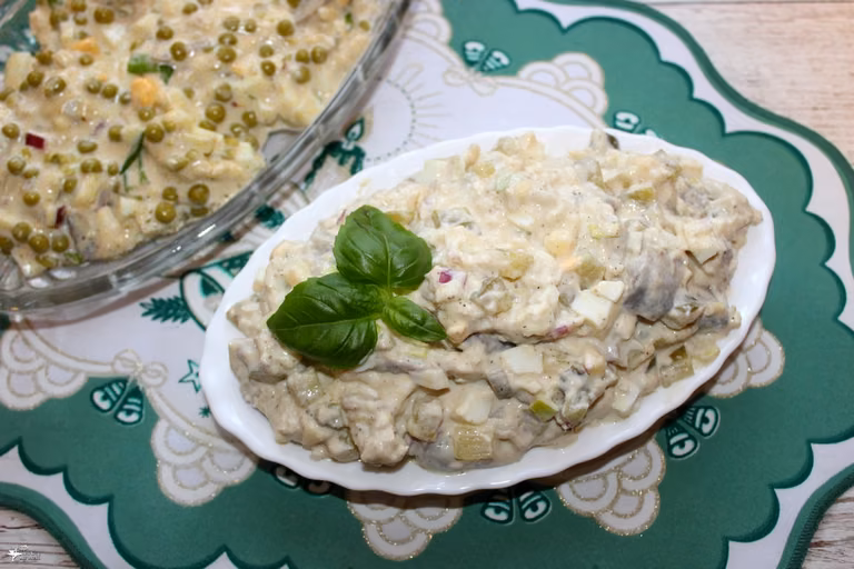 Szybka sałatka śledziowa (z jabłkiem i ogórkiem)