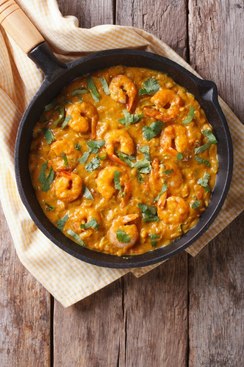 KREWETKI W CURRY Z KOLENDRĄ