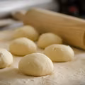Ten 1 błąd sprawia, że pączki są zbite. Uniknij go przy wałkowaniu!