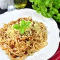Spaghetti z sosem pomidorowym i mięsem mielonym
