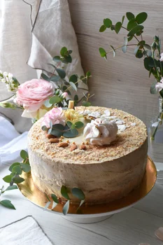 Tort cappuccino z bezą i likierem z kukułek
