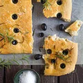 Focaccia z oliwkami i rozmarynem
