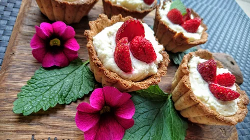 Babeczki z kremem z białej czekolady i truskawkami. Bez glutenu !