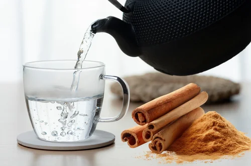 Włóż laseczkę cynamonu do kubka z gorącą wodą – zapach działa jak naturalny antydepresant!
