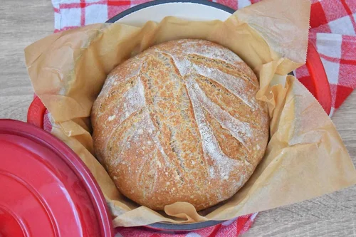 Razowy chleb pieczony w garnku