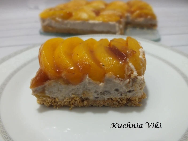 Ciasto na spodzie z pokruszonych herbatników z brzoskwiniami (bez pieczenia)