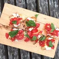 TOSTY Z POMIDORAMI I SEREM MOZZARELLA