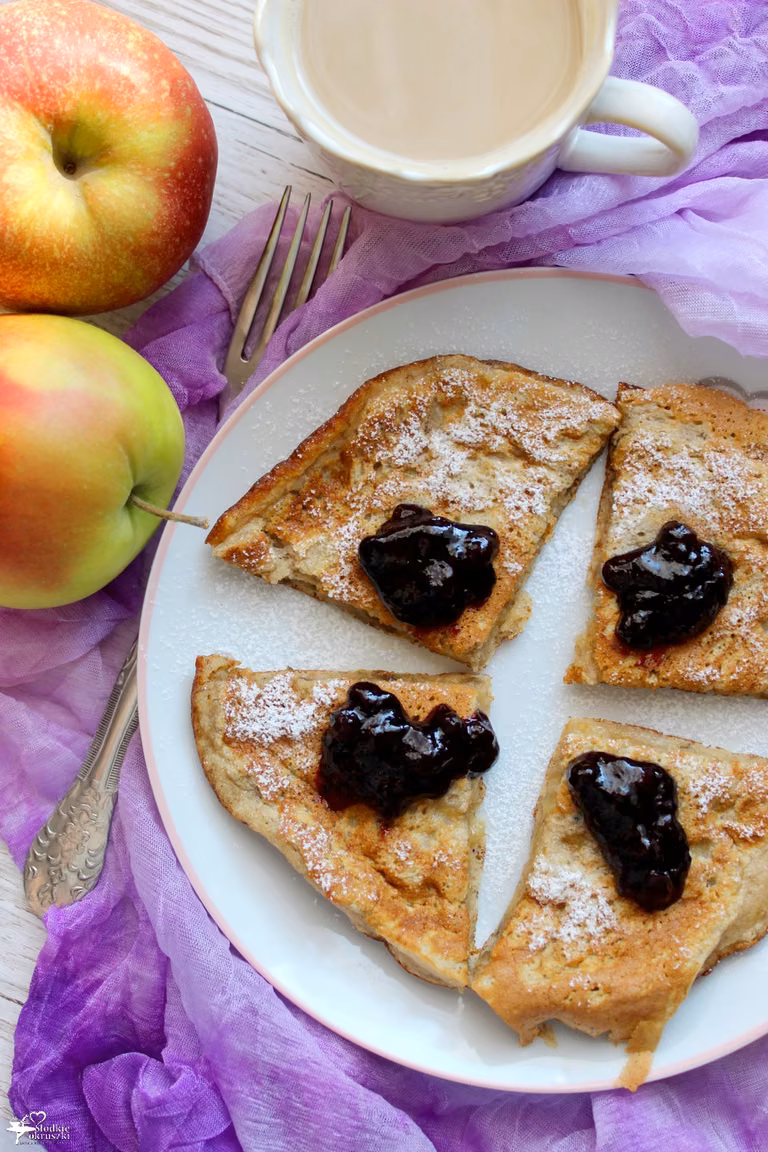 Placek bananowy z jagodami w żelu – śniadanie