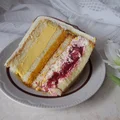 Tort mango z truskawkami i kokosem