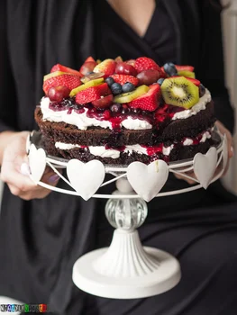 Tort czekoladowy z owocami leśnymi
