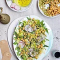 Sałatka z kaszy bulgur z groszkiem i ciecierzycą
