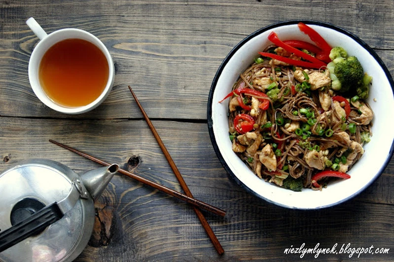 Stir fry z warzywami, kurczakiem w orzechach z makaronem gryczanym