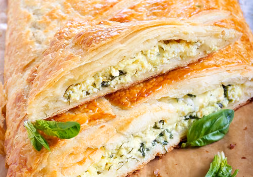 Szpinakowe nadzienie w zawijam w ciasto francuskie i zapiekam.  Ta kolacja to HIT w moim domu